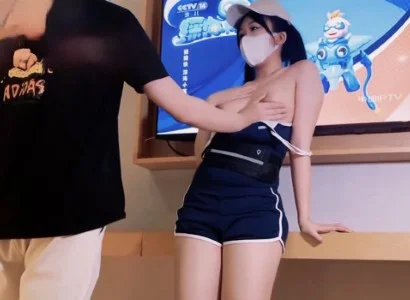 Nhân viên xinh đẹp bán TV và khách hàng may mắn